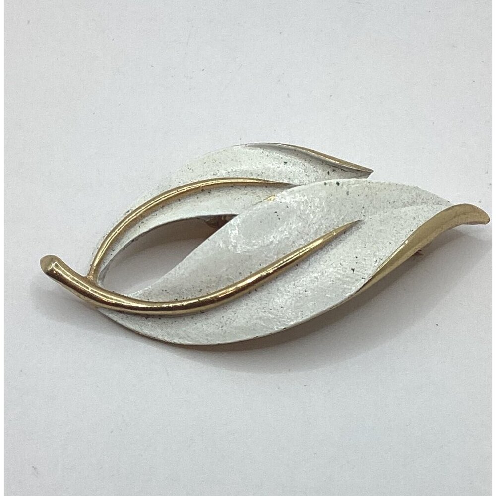 1970s Sarah Coventry White Enamel Leaf Brooch Gold Tone Signed Vintage
